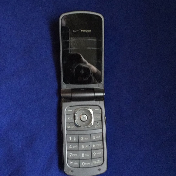 Vintage LG flip phone - Picture 2 of 3